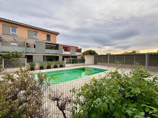 T2 MEUBLE AVEC TERRASSE, STATIONNEMENT, ET PISCINE