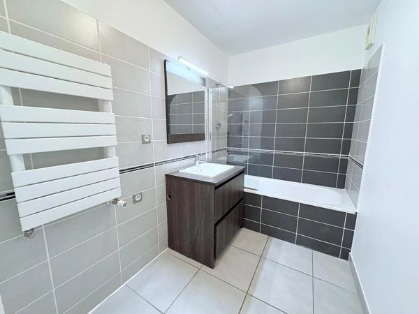 T2 MEUBLE AVEC TERRASSE, STATIONNEMENT, ET PISCINE