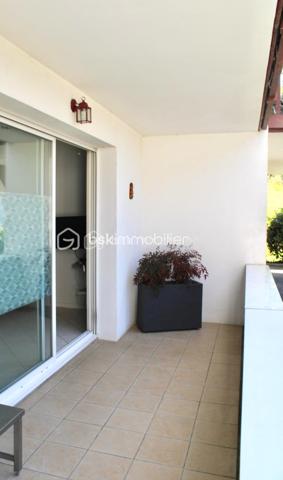 Idéalement bien situé aux portes de Bayonne , ce bel appartement T2 de 51 m2 vous séduira par son emplacement privilégié et son excellent état général.
En rez de chaussée , il offre un cadre de vie agréable avec une terrasse privative
 , parfaite pour profiter des beaux jours.
L'appartement comprend une pièce de vie lumineuse avec coin cuisine aménagé et équipé, une chambre une salle d'eau et WC.
Un cave complète ce bien
Les points forts
- Très bon état général.
- Proximité immédiate de Bayonne.
- Toutes commodités accessibles à pied (transports,commerces, écoles )
Un bien rare à ce prix, idéal pour un premier achat ou un investissement locatif.