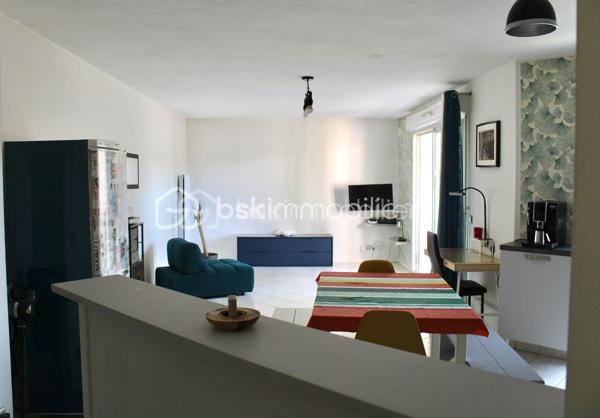 Idéalement bien situé aux portes de Bayonne , ce bel appartement T2 de 51 m2 vous séduira par son emplacement privilégié et son excellent état général.
En rez de chaussée , il offre un cadre de vie agréable avec une terrasse privative
 , parfaite pour profiter des beaux jours.
L'appartement comprend une pièce de vie lumineuse avec coin cuisine aménagé et équipé, une chambre une salle d'eau et WC.
Un cave complète ce bien
Les points forts
- Très bon état général.
- Proximité immédiate de Bayonne.
- Toutes commodités accessibles à pied (transports,commerces, écoles )
Un bien rare à ce prix, idéal pour un premier achat ou un investissement locatif.