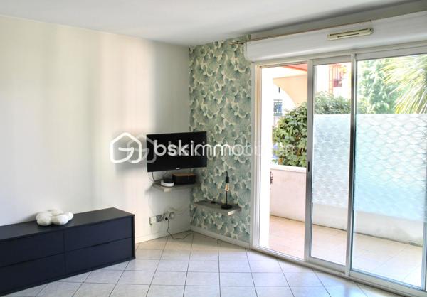 Idéalement bien situé aux portes de Bayonne , ce bel appartement T2 de 51 m2 vous séduira par son emplacement privilégié et son excellent état général.
En rez de chaussée , il offre un cadre de vie agréable avec une terrasse privative
 , parfaite pour profiter des beaux jours.
L'appartement comprend une pièce de vie lumineuse avec coin cuisine aménagé et équipé, une chambre une salle d'eau et WC.
Un cave complète ce bien
Les points forts
- Très bon état général.
- Proximité immédiate de Bayonne.
- Toutes commodités accessibles à pied (transports,commerces, écoles )
Un bien rare à ce prix, idéal pour un premier achat ou un investissement locatif.