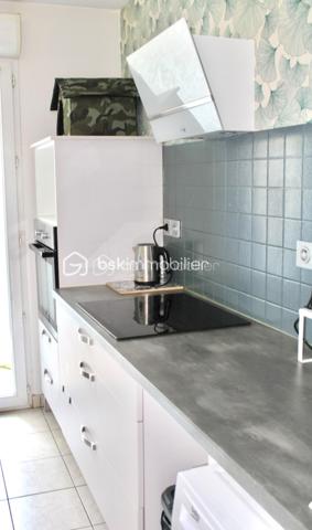 Idéalement bien situé aux portes de Bayonne , ce bel appartement T2 de 51 m2 vous séduira par son emplacement privilégié et son excellent état général.
En rez de chaussée , il offre un cadre de vie agréable avec une terrasse privative
 , parfaite pour profiter des beaux jours.
L'appartement comprend une pièce de vie lumineuse avec coin cuisine aménagé et équipé, une chambre une salle d'eau et WC.
Un cave complète ce bien
Les points forts
- Très bon état général.
- Proximité immédiate de Bayonne.
- Toutes commodités accessibles à pied (transports,commerces, écoles )
Un bien rare à ce prix, idéal pour un premier achat ou un investissement locatif.