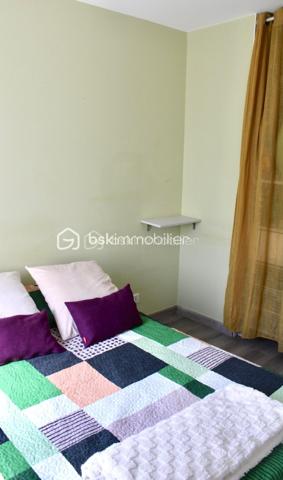 Idéalement bien situé aux portes de Bayonne , ce bel appartement T2 de 51 m2 vous séduira par son emplacement privilégié et son excellent état général.
En rez de chaussée , il offre un cadre de vie agréable avec une terrasse privative
 , parfaite pour profiter des beaux jours.
L'appartement comprend une pièce de vie lumineuse avec coin cuisine aménagé et équipé, une chambre une salle d'eau et WC.
Un cave complète ce bien
Les points forts
- Très bon état général.
- Proximité immédiate de Bayonne.
- Toutes commodités accessibles à pied (transports,commerces, écoles )
Un bien rare à ce prix, idéal pour un premier achat ou un investissement locatif.