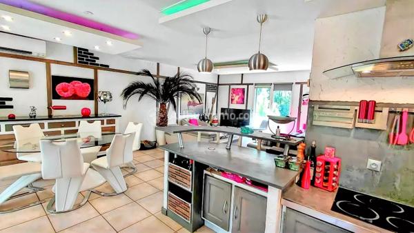 Vente                                                      Maison
                        
                     7 pièces                      156 m2                     à Castres