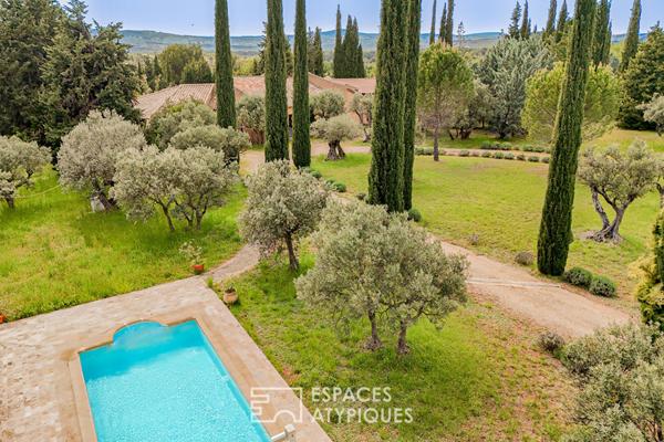 Maison d’architecte aux lignes méditerranéennes, oliveraie, piscine et tennis