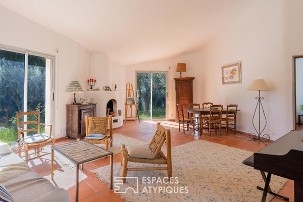 Maison d’architecte aux lignes méditerranéennes, oliveraie, piscine et tennis