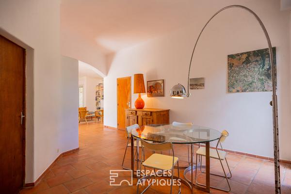 Maison d’architecte aux lignes méditerranéennes, oliveraie, piscine et tennis