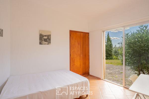 Maison d’architecte aux lignes méditerranéennes, oliveraie, piscine et tennis