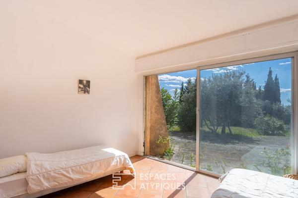 Maison d’architecte aux lignes méditerranéennes, oliveraie, piscine et tennis