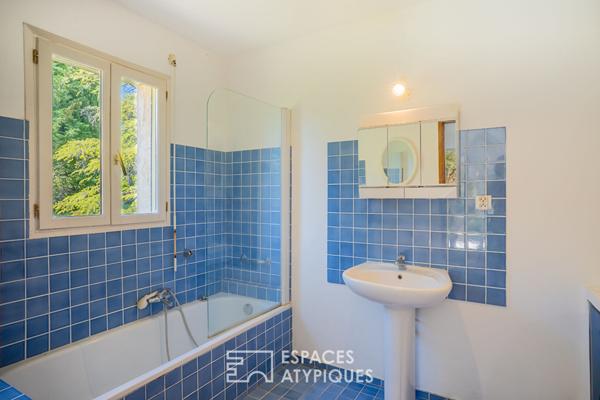 Maison d’architecte aux lignes méditerranéennes, oliveraie, piscine et tennis