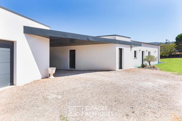 Plain-pied contemporain avec piscine lagon