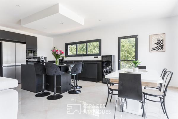 Plain-pied contemporain avec piscine lagon