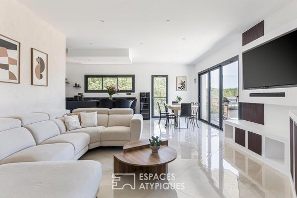 Plain-pied contemporain avec piscine lagon