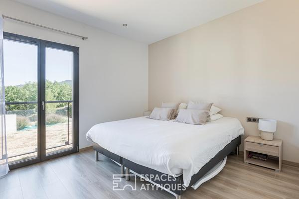 Plain-pied contemporain avec piscine lagon