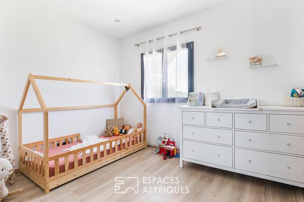 Plain-pied contemporain avec piscine lagon