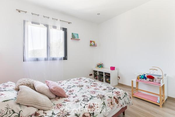 Plain-pied contemporain avec piscine lagon