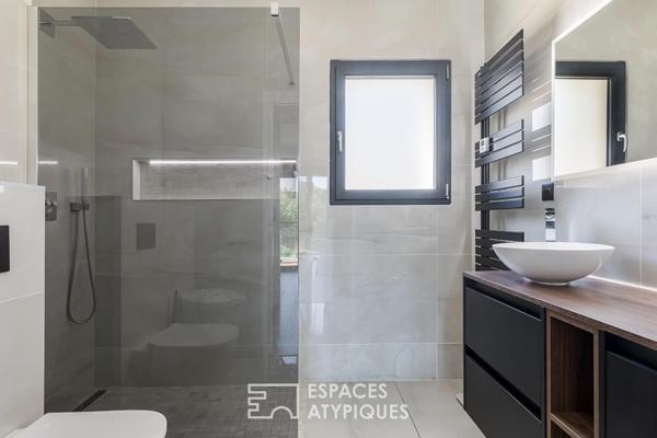 Plain-pied contemporain avec piscine lagon
