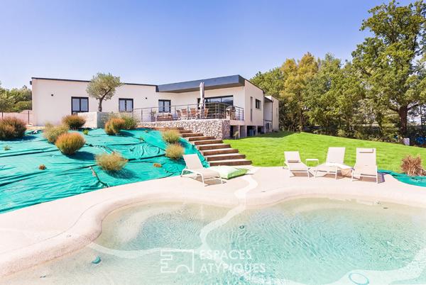 Plain-pied contemporain avec piscine lagon