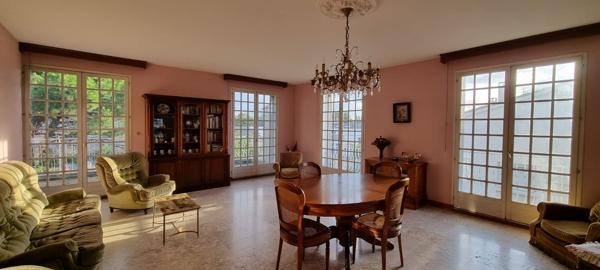 Spacieuse maison avec atelier de 220 m², terrasses, garages et jardin de 600m²