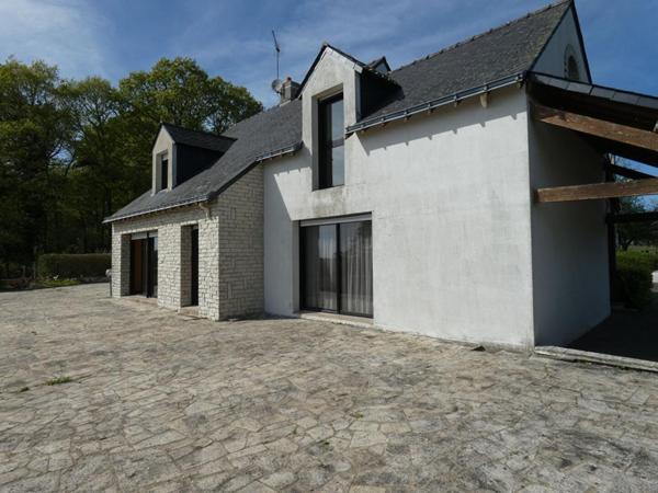 Maison  d'architecte de 200m2 - en très bon état - sur près 95 000m2 !