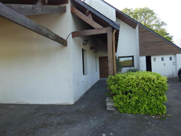 Maison  d'architecte de 200m2 - en très bon état - sur près 95 000m2 !