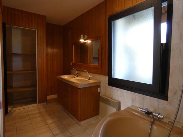 Maison  d'architecte de 200m2 - en très bon état - sur près 95 000m2 !