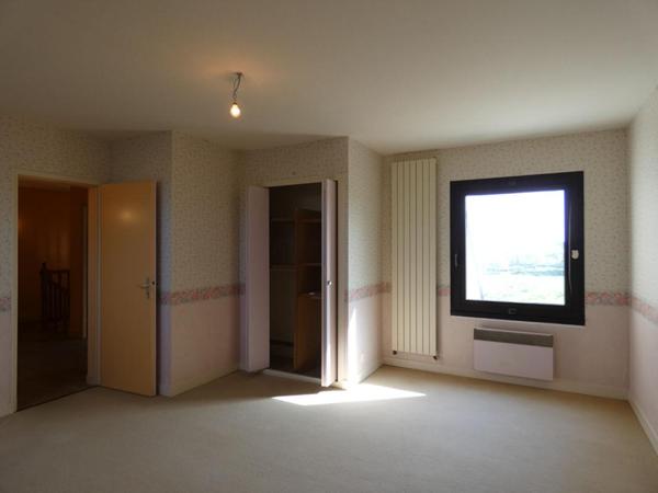 Maison  d'architecte de 200m2 - en très bon état - sur près 95 000m2 !