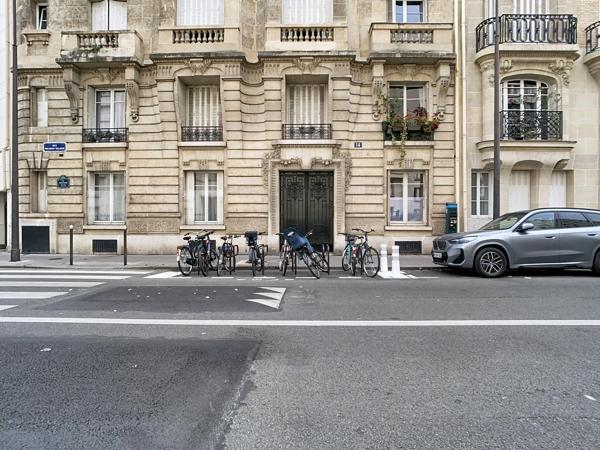 Rue Philibert Delorme - T3 de 68 m² au RDC - Professions libérales autorisées