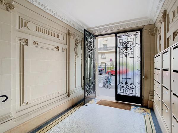 Rue Philibert Delorme - T3 de 68 m² au RDC - Professions libérales autorisées