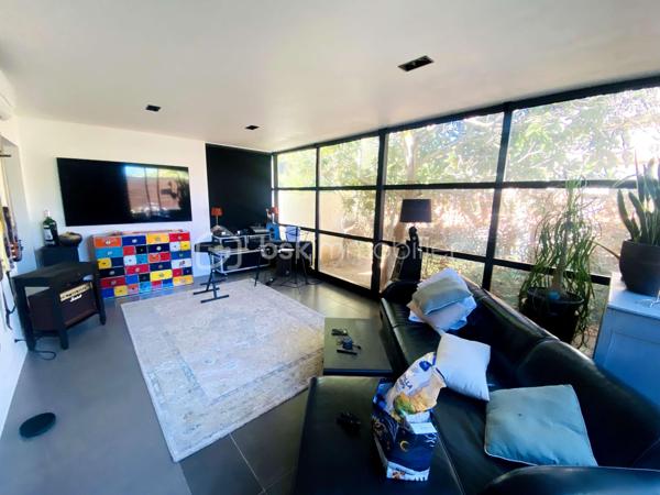 Située sur les hauteurs de Frontignan, cette maison R+1 de type T5, entièrement rénovée, développe 116 m² habitables sur une parcelle de 311 m². Elle se distingue par son caractère atypique et son ambiance chaleureuse et cosy.
Elle se compose au rez de chaussée d’un séjour avec cuisine de 38,56 m² et d'une salon véranda de 23 m2 offrant un très bel espace de vie, ainsi qu'un espace aménagé en coin nuit et un WC.
A l'étage, ce bien offre trois chambres, une salle d'eau et un WC. 
La climatisation réversible assure un confort appréciable tout au long de l’année. Le bien est aussi équipé d'un poele à bois.
À l’extérieur, vous bénéficierez d’un jardin avec piscine, d’une terrasse de 20 m² pour profiter pleinement des beaux jours.
Autre plus présence d'un garage de 9 m2 et d'une buanderie.