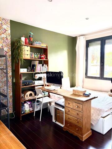 Située sur les hauteurs de Frontignan, cette maison R+1 de type T5, entièrement rénovée, développe 116 m² habitables sur une parcelle de 311 m². Elle se distingue par son caractère atypique et son ambiance chaleureuse et cosy.
Elle se compose au rez de chaussée d’un séjour avec cuisine de 38,56 m² et d'une salon véranda de 23 m2 offrant un très bel espace de vie, ainsi qu'un espace aménagé en coin nuit et un WC.
A l'étage, ce bien offre trois chambres, une salle d'eau et un WC. 
La climatisation réversible assure un confort appréciable tout au long de l’année. Le bien est aussi équipé d'un poele à bois.
À l’extérieur, vous bénéficierez d’un jardin avec piscine, d’une terrasse de 20 m² pour profiter pleinement des beaux jours.
Autre plus présence d'un garage de 9 m2 et d'une buanderie.