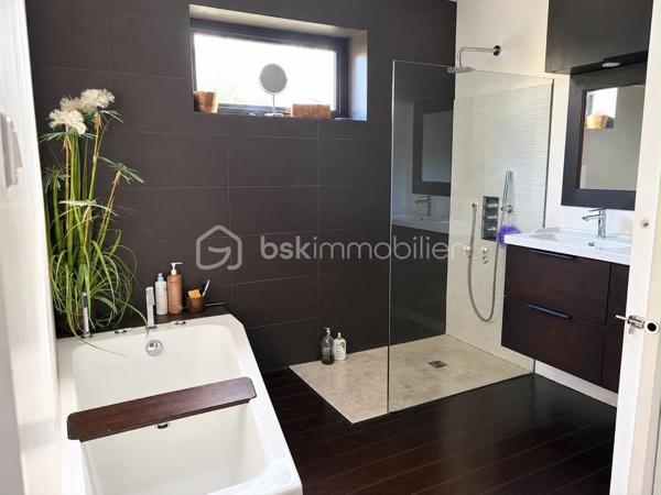 Située sur les hauteurs de Frontignan, cette maison R+1 de type T5, entièrement rénovée, développe 116 m² habitables sur une parcelle de 311 m². Elle se distingue par son caractère atypique et son ambiance chaleureuse et cosy.
Elle se compose au rez de chaussée d’un séjour avec cuisine de 38,56 m² et d'une salon véranda de 23 m2 offrant un très bel espace de vie, ainsi qu'un espace aménagé en coin nuit et un WC.
A l'étage, ce bien offre trois chambres, une salle d'eau et un WC. 
La climatisation réversible assure un confort appréciable tout au long de l’année. Le bien est aussi équipé d'un poele à bois.
À l’extérieur, vous bénéficierez d’un jardin avec piscine, d’une terrasse de 20 m² pour profiter pleinement des beaux jours.
Autre plus présence d'un garage de 9 m2 et d'une buanderie.