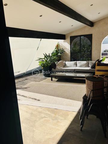 Située sur les hauteurs de Frontignan, cette maison R+1 de type T5, entièrement rénovée, développe 116 m² habitables sur une parcelle de 311 m². Elle se distingue par son caractère atypique et son ambiance chaleureuse et cosy.
Elle se compose au rez de chaussée d’un séjour avec cuisine de 38,56 m² et d'une salon véranda de 23 m2 offrant un très bel espace de vie, ainsi qu'un espace aménagé en coin nuit et un WC.
A l'étage, ce bien offre trois chambres, une salle d'eau et un WC. 
La climatisation réversible assure un confort appréciable tout au long de l’année. Le bien est aussi équipé d'un poele à bois.
À l’extérieur, vous bénéficierez d’un jardin avec piscine, d’une terrasse de 20 m² pour profiter pleinement des beaux jours.
Autre plus présence d'un garage de 9 m2 et d'une buanderie.
