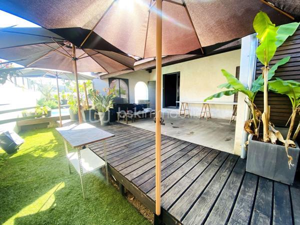 Située sur les hauteurs de Frontignan, cette maison R+1 de type T5, entièrement rénovée, développe 116 m² habitables sur une parcelle de 311 m². Elle se distingue par son caractère atypique et son ambiance chaleureuse et cosy.
Elle se compose au rez de chaussée d’un séjour avec cuisine de 38,56 m² et d'une salon véranda de 23 m2 offrant un très bel espace de vie, ainsi qu'un espace aménagé en coin nuit et un WC.
A l'étage, ce bien offre trois chambres, une salle d'eau et un WC. 
La climatisation réversible assure un confort appréciable tout au long de l’année. Le bien est aussi équipé d'un poele à bois.
À l’extérieur, vous bénéficierez d’un jardin avec piscine, d’une terrasse de 20 m² pour profiter pleinement des beaux jours.
Autre plus présence d'un garage de 9 m2 et d'une buanderie.