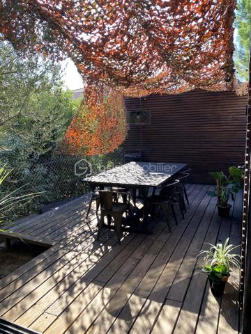 Située sur les hauteurs de Frontignan, cette maison R+1 de type T5, entièrement rénovée, développe 116 m² habitables sur une parcelle de 311 m². Elle se distingue par son caractère atypique et son ambiance chaleureuse et cosy.
Elle se compose au rez de chaussée d’un séjour avec cuisine de 38,56 m² et d'une salon véranda de 23 m2 offrant un très bel espace de vie, ainsi qu'un espace aménagé en coin nuit et un WC.
A l'étage, ce bien offre trois chambres, une salle d'eau et un WC. 
La climatisation réversible assure un confort appréciable tout au long de l’année. Le bien est aussi équipé d'un poele à bois.
À l’extérieur, vous bénéficierez d’un jardin avec piscine, d’une terrasse de 20 m² pour profiter pleinement des beaux jours.
Autre plus présence d'un garage de 9 m2 et d'une buanderie.