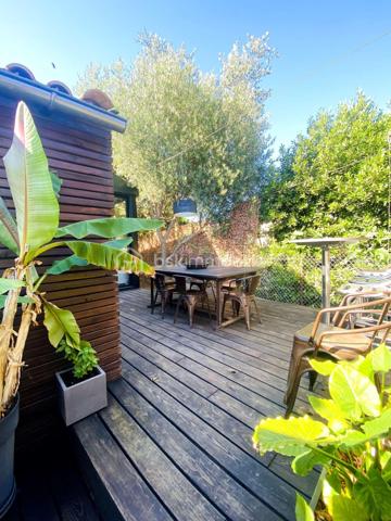 Située sur les hauteurs de Frontignan, cette maison R+1 de type T5, entièrement rénovée, développe 116 m² habitables sur une parcelle de 311 m². Elle se distingue par son caractère atypique et son ambiance chaleureuse et cosy.
Elle se compose au rez de chaussée d’un séjour avec cuisine de 38,56 m² et d'une salon véranda de 23 m2 offrant un très bel espace de vie, ainsi qu'un espace aménagé en coin nuit et un WC.
A l'étage, ce bien offre trois chambres, une salle d'eau et un WC. 
La climatisation réversible assure un confort appréciable tout au long de l’année. Le bien est aussi équipé d'un poele à bois.
À l’extérieur, vous bénéficierez d’un jardin avec piscine, d’une terrasse de 20 m² pour profiter pleinement des beaux jours.
Autre plus présence d'un garage de 9 m2 et d'une buanderie.