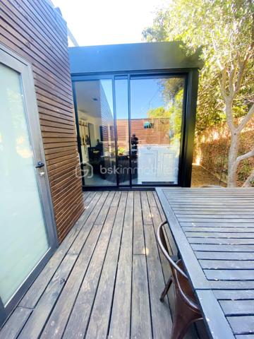 Située sur les hauteurs de Frontignan, cette maison R+1 de type T5, entièrement rénovée, développe 116 m² habitables sur une parcelle de 311 m². Elle se distingue par son caractère atypique et son ambiance chaleureuse et cosy.
Elle se compose au rez de chaussée d’un séjour avec cuisine de 38,56 m² et d'une salon véranda de 23 m2 offrant un très bel espace de vie, ainsi qu'un espace aménagé en coin nuit et un WC.
A l'étage, ce bien offre trois chambres, une salle d'eau et un WC. 
La climatisation réversible assure un confort appréciable tout au long de l’année. Le bien est aussi équipé d'un poele à bois.
À l’extérieur, vous bénéficierez d’un jardin avec piscine, d’une terrasse de 20 m² pour profiter pleinement des beaux jours.
Autre plus présence d'un garage de 9 m2 et d'une buanderie.