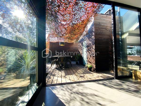 Située sur les hauteurs de Frontignan, cette maison R+1 de type T5, entièrement rénovée, développe 116 m² habitables sur une parcelle de 311 m². Elle se distingue par son caractère atypique et son ambiance chaleureuse et cosy.
Elle se compose au rez de chaussée d’un séjour avec cuisine de 38,56 m² et d'une salon véranda de 23 m2 offrant un très bel espace de vie, ainsi qu'un espace aménagé en coin nuit et un WC.
A l'étage, ce bien offre trois chambres, une salle d'eau et un WC. 
La climatisation réversible assure un confort appréciable tout au long de l’année. Le bien est aussi équipé d'un poele à bois.
À l’extérieur, vous bénéficierez d’un jardin avec piscine, d’une terrasse de 20 m² pour profiter pleinement des beaux jours.
Autre plus présence d'un garage de 9 m2 et d'une buanderie.