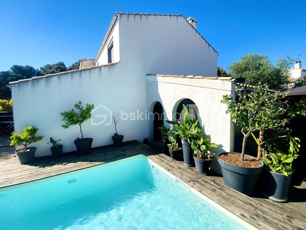 Située sur les hauteurs de Frontignan, cette maison R+1 de type T5, entièrement rénovée, développe 116 m² habitables sur une parcelle de 311 m². Elle se distingue par son caractère atypique et son ambiance chaleureuse et cosy.
Elle se compose au rez de chaussée d’un séjour avec cuisine de 38,56 m² et d'une salon véranda de 23 m2 offrant un très bel espace de vie, ainsi qu'un espace aménagé en coin nuit et un WC.
A l'étage, ce bien offre trois chambres, une salle d'eau et un WC. 
La climatisation réversible assure un confort appréciable tout au long de l’année. Le bien est aussi équipé d'un poele à bois.
À l’extérieur, vous bénéficierez d’un jardin avec piscine, d’une terrasse de 20 m² pour profiter pleinement des beaux jours.
Autre plus présence d'un garage de 9 m2 et d'une buanderie.