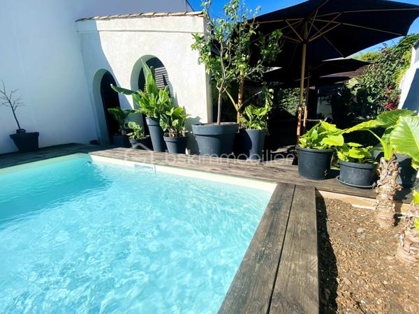 Située sur les hauteurs de Frontignan, cette maison R+1 de type T5, entièrement rénovée, développe 116 m² habitables sur une parcelle de 311 m². Elle se distingue par son caractère atypique et son ambiance chaleureuse et cosy.
Elle se compose au rez de chaussée d’un séjour avec cuisine de 38,56 m² et d'une salon véranda de 23 m2 offrant un très bel espace de vie, ainsi qu'un espace aménagé en coin nuit et un WC.
A l'étage, ce bien offre trois chambres, une salle d'eau et un WC. 
La climatisation réversible assure un confort appréciable tout au long de l’année. Le bien est aussi équipé d'un poele à bois.
À l’extérieur, vous bénéficierez d’un jardin avec piscine, d’une terrasse de 20 m² pour profiter pleinement des beaux jours.
Autre plus présence d'un garage de 9 m2 et d'une buanderie.