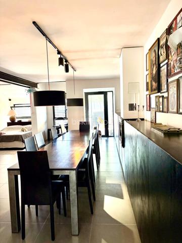 Située sur les hauteurs de Frontignan, cette maison R+1 de type T5, entièrement rénovée, développe 116 m² habitables sur une parcelle de 311 m². Elle se distingue par son caractère atypique et son ambiance chaleureuse et cosy.
Elle se compose au rez de chaussée d’un séjour avec cuisine de 38,56 m² et d'une salon véranda de 23 m2 offrant un très bel espace de vie, ainsi qu'un espace aménagé en coin nuit et un WC.
A l'étage, ce bien offre trois chambres, une salle d'eau et un WC. 
La climatisation réversible assure un confort appréciable tout au long de l’année. Le bien est aussi équipé d'un poele à bois.
À l’extérieur, vous bénéficierez d’un jardin avec piscine, d’une terrasse de 20 m² pour profiter pleinement des beaux jours.
Autre plus présence d'un garage de 9 m2 et d'une buanderie.