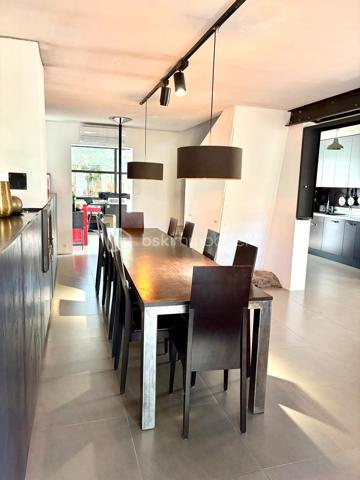 Située sur les hauteurs de Frontignan, cette maison R+1 de type T5, entièrement rénovée, développe 116 m² habitables sur une parcelle de 311 m². Elle se distingue par son caractère atypique et son ambiance chaleureuse et cosy.
Elle se compose au rez de chaussée d’un séjour avec cuisine de 38,56 m² et d'une salon véranda de 23 m2 offrant un très bel espace de vie, ainsi qu'un espace aménagé en coin nuit et un WC.
A l'étage, ce bien offre trois chambres, une salle d'eau et un WC. 
La climatisation réversible assure un confort appréciable tout au long de l’année. Le bien est aussi équipé d'un poele à bois.
À l’extérieur, vous bénéficierez d’un jardin avec piscine, d’une terrasse de 20 m² pour profiter pleinement des beaux jours.
Autre plus présence d'un garage de 9 m2 et d'une buanderie.