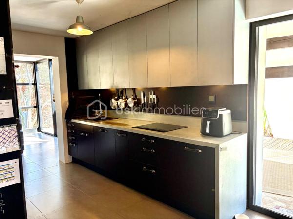 Située sur les hauteurs de Frontignan, cette maison R+1 de type T5, entièrement rénovée, développe 116 m² habitables sur une parcelle de 311 m². Elle se distingue par son caractère atypique et son ambiance chaleureuse et cosy.
Elle se compose au rez de chaussée d’un séjour avec cuisine de 38,56 m² et d'une salon véranda de 23 m2 offrant un très bel espace de vie, ainsi qu'un espace aménagé en coin nuit et un WC.
A l'étage, ce bien offre trois chambres, une salle d'eau et un WC. 
La climatisation réversible assure un confort appréciable tout au long de l’année. Le bien est aussi équipé d'un poele à bois.
À l’extérieur, vous bénéficierez d’un jardin avec piscine, d’une terrasse de 20 m² pour profiter pleinement des beaux jours.
Autre plus présence d'un garage de 9 m2 et d'une buanderie.