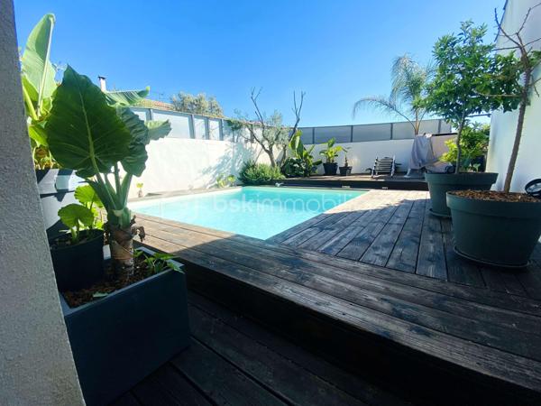 Située sur les hauteurs de Frontignan, cette maison R+1 de type T5, entièrement rénovée, développe 116 m² habitables sur une parcelle de 311 m². Elle se distingue par son caractère atypique et son ambiance chaleureuse et cosy.
Elle se compose au rez de chaussée d’un séjour avec cuisine de 38,56 m² et d'une salon véranda de 23 m2 offrant un très bel espace de vie, ainsi qu'un espace aménagé en coin nuit et un WC.
A l'étage, ce bien offre trois chambres, une salle d'eau et un WC. 
La climatisation réversible assure un confort appréciable tout au long de l’année. Le bien est aussi équipé d'un poele à bois.
À l’extérieur, vous bénéficierez d’un jardin avec piscine, d’une terrasse de 20 m² pour profiter pleinement des beaux jours.
Autre plus présence d'un garage de 9 m2 et d'une buanderie.