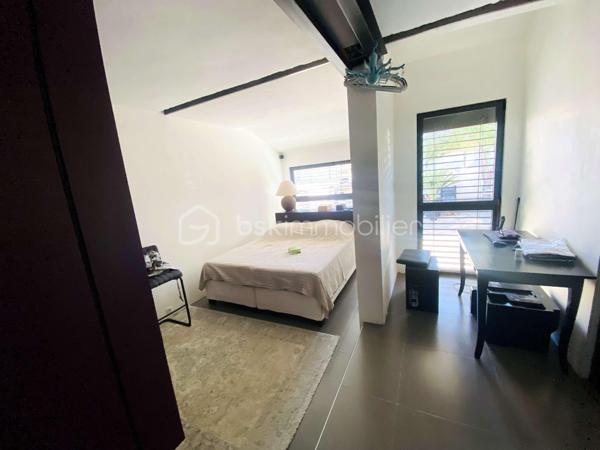 Située sur les hauteurs de Frontignan, cette maison R+1 de type T5, entièrement rénovée, développe 116 m² habitables sur une parcelle de 311 m². Elle se distingue par son caractère atypique et son ambiance chaleureuse et cosy.
Elle se compose au rez de chaussée d’un séjour avec cuisine de 38,56 m² et d'une salon véranda de 23 m2 offrant un très bel espace de vie, ainsi qu'un espace aménagé en coin nuit et un WC.
A l'étage, ce bien offre trois chambres, une salle d'eau et un WC. 
La climatisation réversible assure un confort appréciable tout au long de l’année. Le bien est aussi équipé d'un poele à bois.
À l’extérieur, vous bénéficierez d’un jardin avec piscine, d’une terrasse de 20 m² pour profiter pleinement des beaux jours.
Autre plus présence d'un garage de 9 m2 et d'une buanderie.
