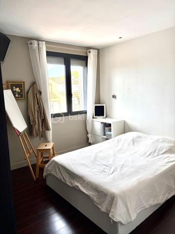 Située sur les hauteurs de Frontignan, cette maison R+1 de type T5, entièrement rénovée, développe 116 m² habitables sur une parcelle de 311 m². Elle se distingue par son caractère atypique et son ambiance chaleureuse et cosy.
Elle se compose au rez de chaussée d’un séjour avec cuisine de 38,56 m² et d'une salon véranda de 23 m2 offrant un très bel espace de vie, ainsi qu'un espace aménagé en coin nuit et un WC.
A l'étage, ce bien offre trois chambres, une salle d'eau et un WC. 
La climatisation réversible assure un confort appréciable tout au long de l’année. Le bien est aussi équipé d'un poele à bois.
À l’extérieur, vous bénéficierez d’un jardin avec piscine, d’une terrasse de 20 m² pour profiter pleinement des beaux jours.
Autre plus présence d'un garage de 9 m2 et d'une buanderie.