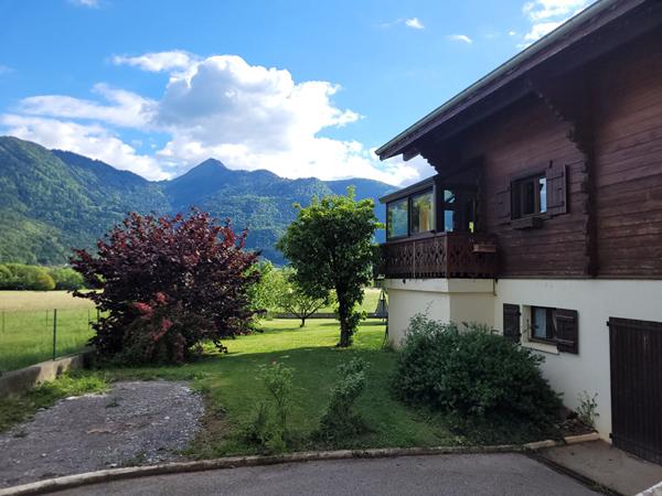 FAVERGES. CHALET AVEC TERRAIN DE 853M²
