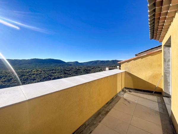 F2 neuf avec terrasse tropézienne, clé en main, cuisine équipée, vue collines,  à 20 min de la mer