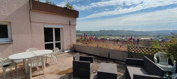 À VENDRE JOLI 3 PIÈCES 73.68 m2 AVEC TERRASSE ET VUE DÉGAGÉE.