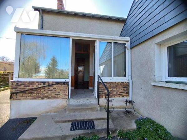 Maison élevée sur cave pour partie, composée au rez-de-chaussée:
- véranda, cuisine aménagée, ...